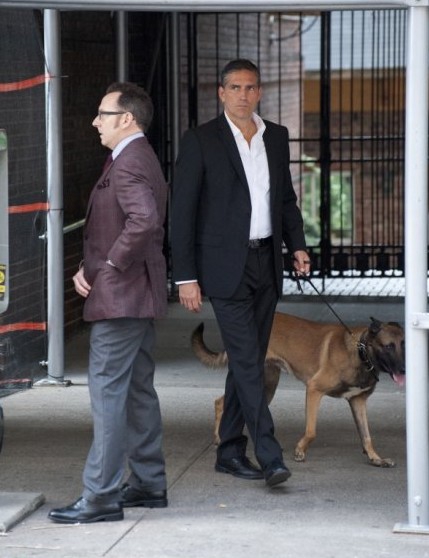 Harold (Michael Emerson) et John (Jim Caviezel) promenant Baloo