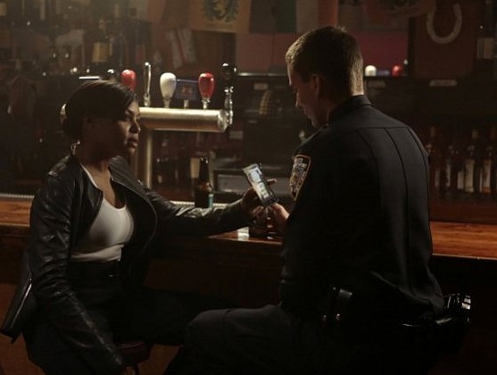 Joss (Taraji P. Henson) montre son téléphone à Mike Laskey (Brian Wiles)