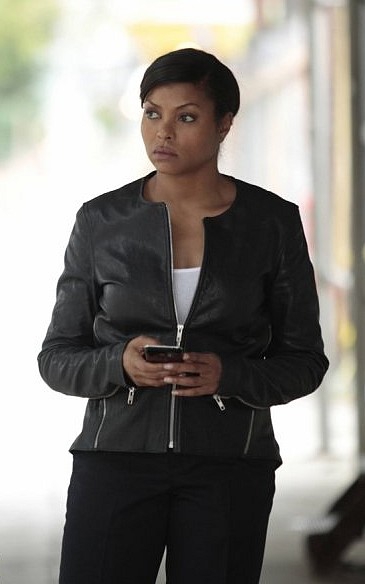 Joss (Taraji P. Henson) suit une piste avec téléphone