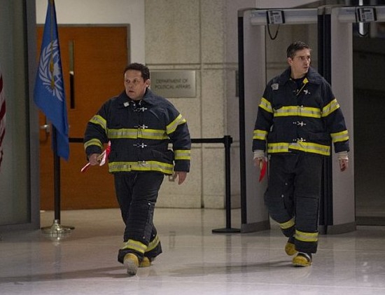 Lionel (Kevin Chapman) et John (Jim Caviezel) habillés tous les 2 en pompier arrivent dans un bâtiment