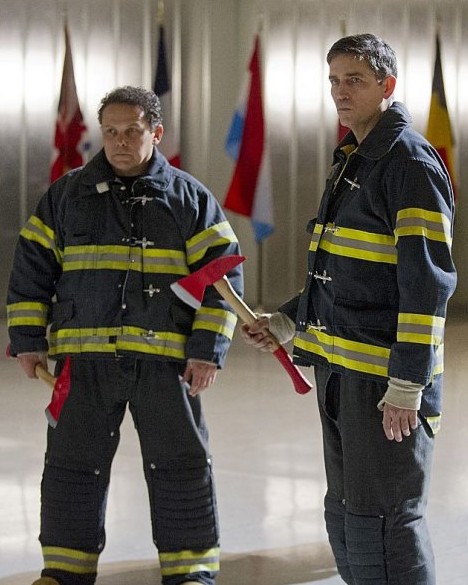 Lionel (Kevin Chapman) et John (Jim Caviezel) sont habillés en pompier