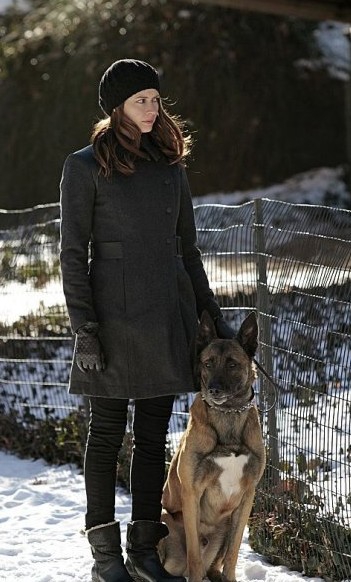 Root (Amy Acker) observe attentivement avec Baloo à ses côtés