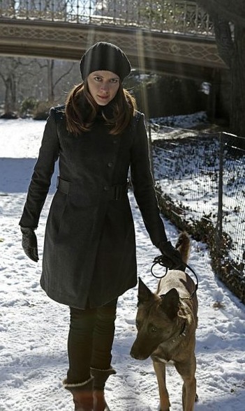 Root (Amy Acker) promène Baloo