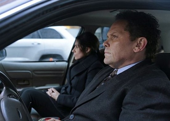 Lionel (Kevin Chapman) et Sameen (Sarah Shahi) attendent dans une voiture
