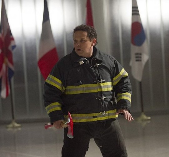 Lionel (Kevin Chapman) habillé en pompier