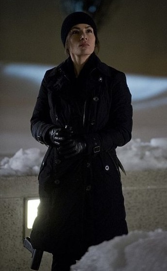 Sameen (Sarah Shahi) observe à l'extérieur
