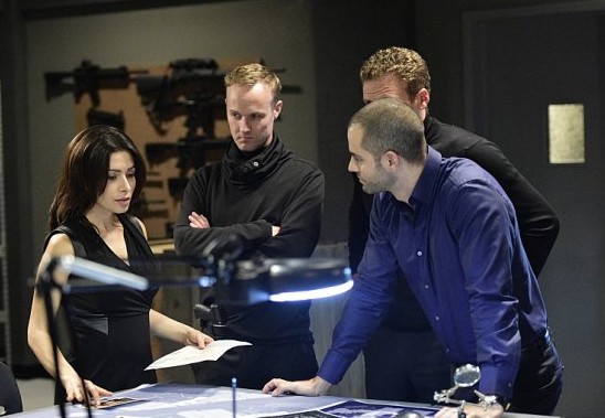 Sameen (Sarah Shahi) établissant un plan avec la personne d'intérêt Tomas Koroa (Gerardo Celasco) et ses associés