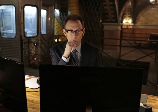 Harold (Michael Emerson) devant ses écrans d'ordinateur