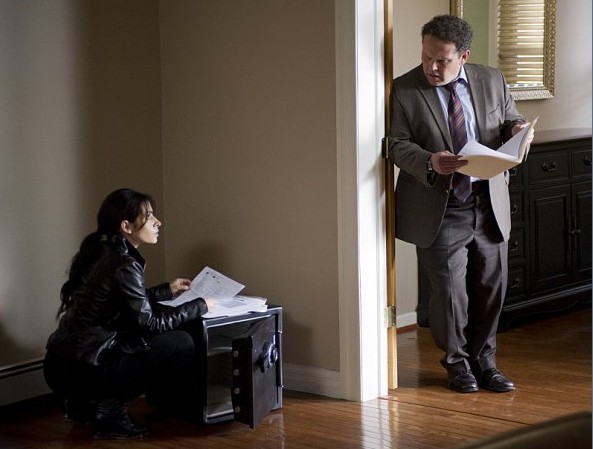 Sameen (Sarah Shahi) et Lionel (Kevin Chapman) fouillent des documents
