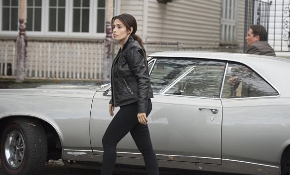 Sameen (Sarah Shahi) et Lionel (Kevin Chapman) sortent d'une voiture