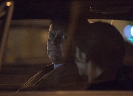 Sameen (Sarah Shahi) regarde Lionel (Kevin Chapman)