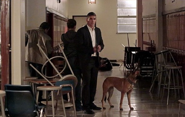 John (Jim Caviezel) et Baloo sécurisent les lieux